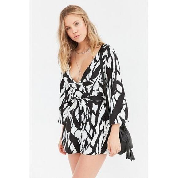 NEW Urban Outfitters x Isla Tie Waist Romper B&W $168 Size Small Abstract - Picture 1 of 4
